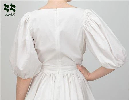 Back with zipper for closing